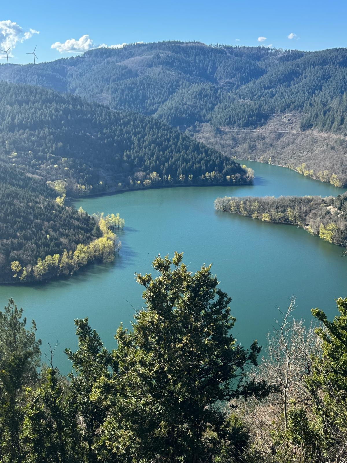 Le lac des Monts d'Orb aux eaux turquoise