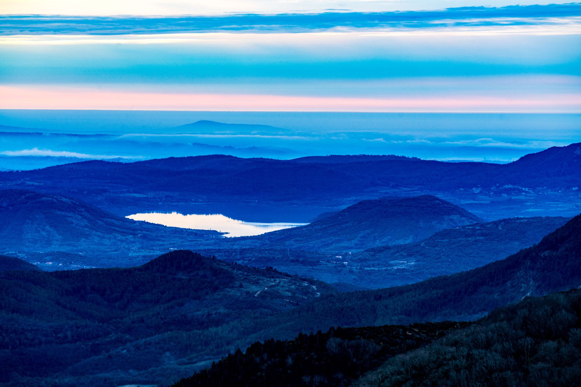 Le lac du Salagou à l'aube vu du col du Perthus, entre brumes bleues