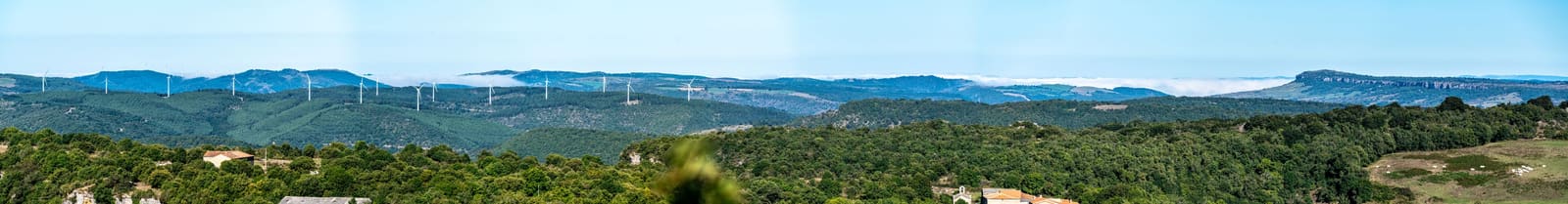 Panorama des plateaux, éoliennes à l'horizon