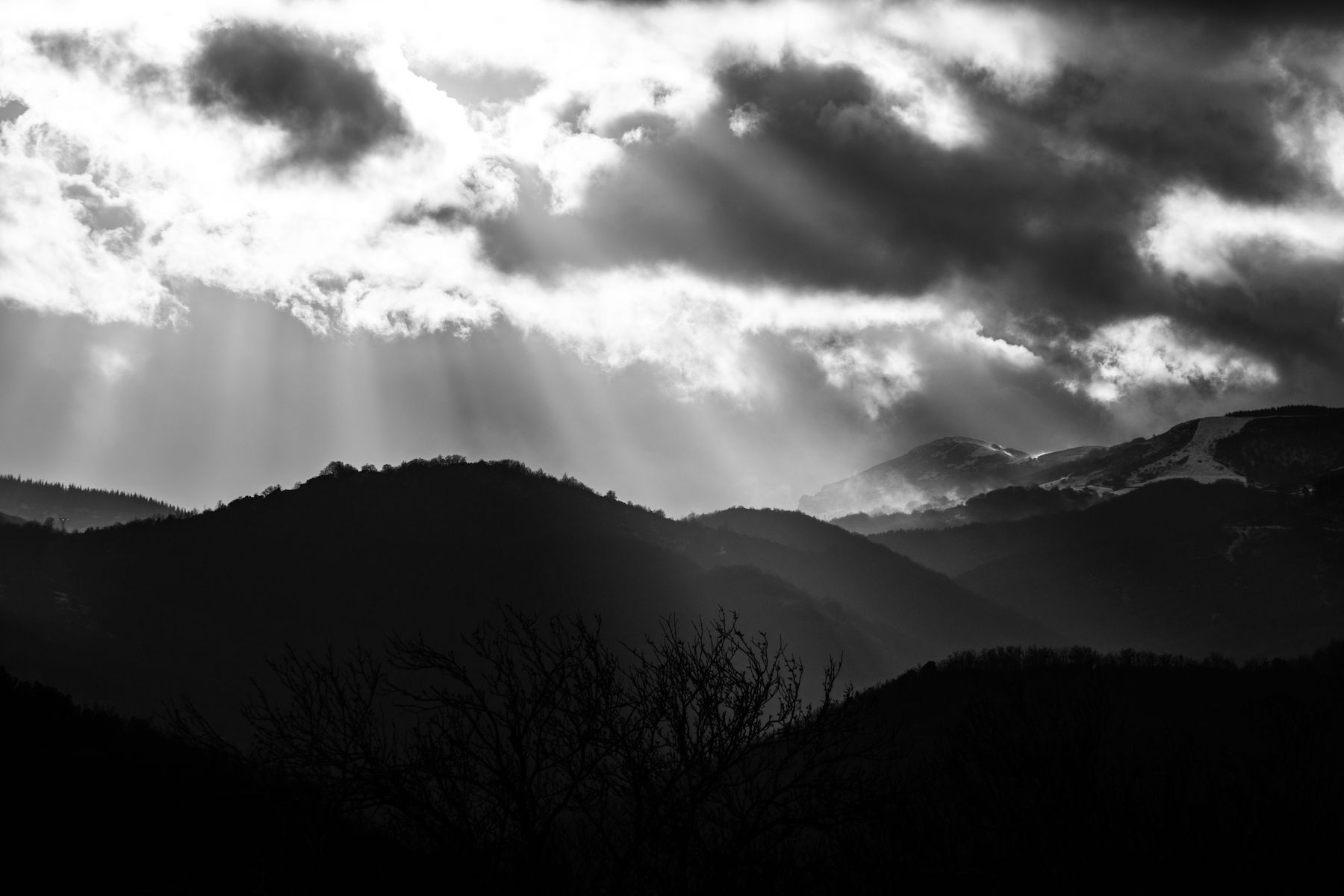 Rais de lumière à travers les nuages, noir et blanc